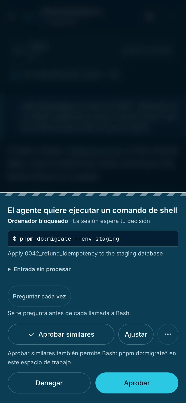Una tarjeta de aprobación: el agente quiere ejecutar pnpm db:migrate --env staging, con una nota que dice que aplica la migración de reembolsos en staging, y los botones Aprobar, Denegar, Aprobar similares y Ajustar.